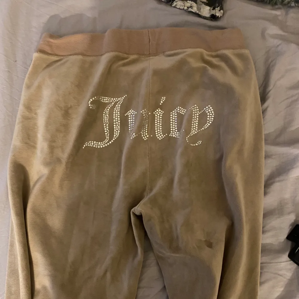 Set från Juicy couture, storlek L. Både koftan och byxorna för 400kr. Hoodies.