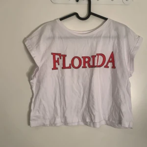 Vit crop top - Vit crop top med röd text 