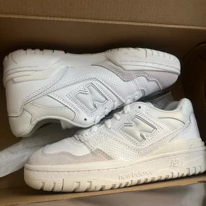 New Balance 550  - Skorna är helt nya är endast testade, tyvärr var dom för små för mig och jag hann inte returnera dom. Om ni vill ha fler bilder kan jag gärna skicka fler. 