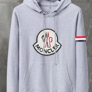 Vit moncler hoodie - Säljer denna vita moncler hoodie för ett riktigt bra pris. Säljs då jag nästan aldrig använder den för smutsar ner vita tröjor lätt men denhär har ingen fläck eller liknande. Kan mötas upp i Sthlm