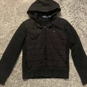 Polo Ralph lauren - Mycket fin cardigan nu till våren. Den är använd endast ett par gånger. Nypris 2200kr men säljs ej längre.