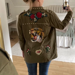 Jacka  - Militärgrön jacka från Boohoo i storlek 38🫶🏼🦁 