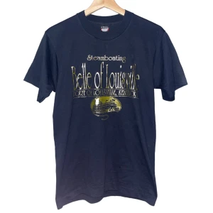 Vintage Mörkblå T-Shirt - En vintage mörkblå T-Shirt i storlek M men passar som en S! Väldigt bra skick.