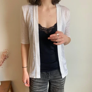 Kortärmad kofta - Tung stickad kortärmad kofta! Små hål för ett snöre som jag tagit bort och nu inte hittar! Utöver det är den i gott skick😄😄