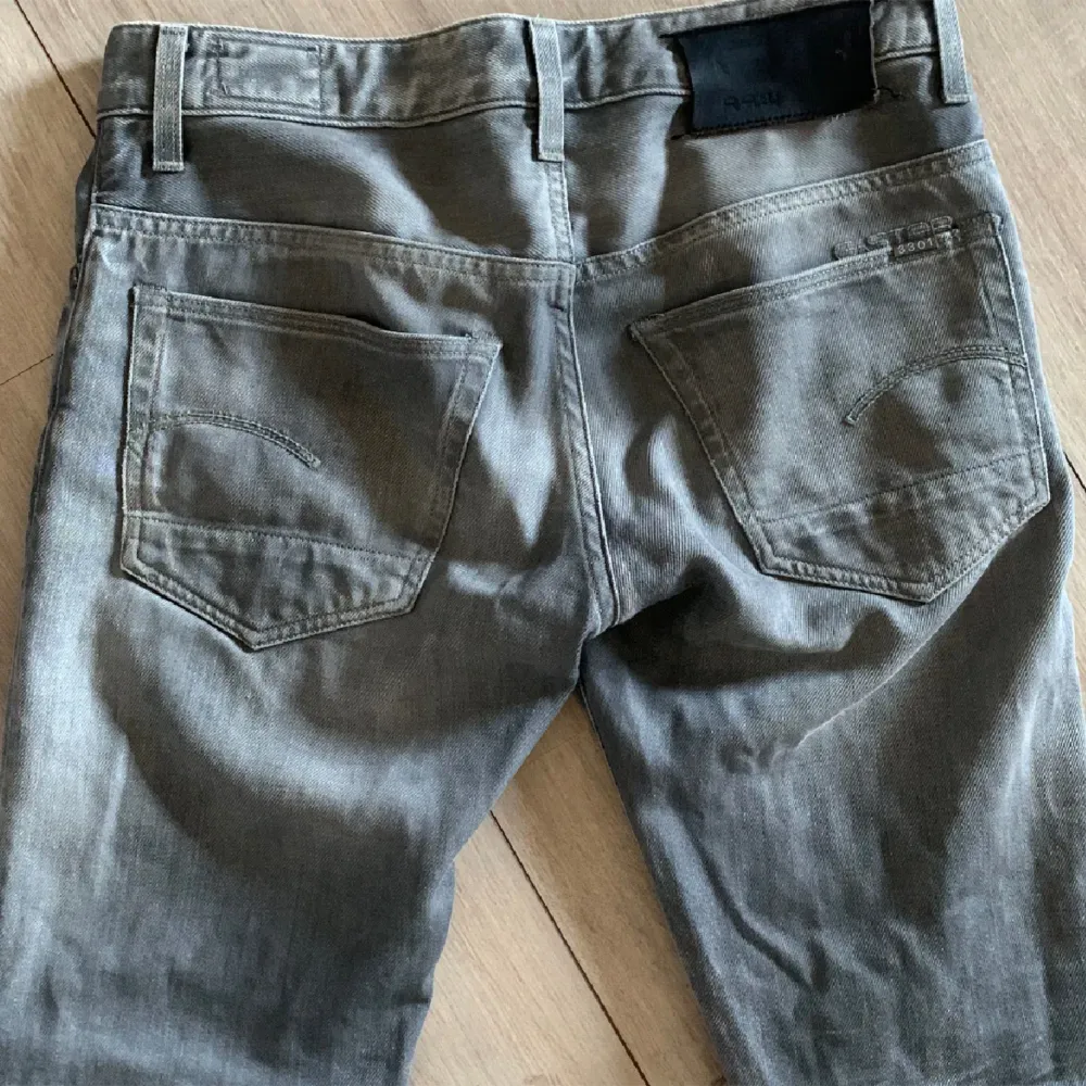 Säljer ett par snygga g star jeans i färgen grå, kostar 1600kr nypris mitt pris 270kr. Säljer pga för stora i midjan. Skulle säga att dem passar 175 cm hör av om ni har några frågor:). Jeans & Byxor.