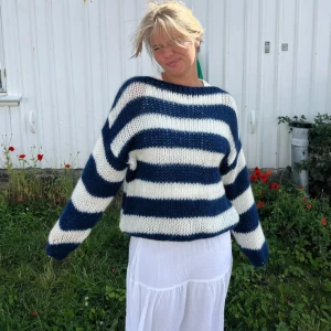 Design by si tröja - säljer då den inte kommer till användning, söt och fin nu till sommaren och inte för varm💖den är ganska använd och har en liten defekt som man ser på sista bilden💖 dock inget som syns när man har på sig den💖