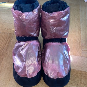 Warm up booties  - Säljer ett par till Warm up booties från Bloch då jag har fler par och alla kommer it riktigt till användning. Storleken är M vilket motsvarar ca 37-39. Hör av er vid frågor och intresse!
