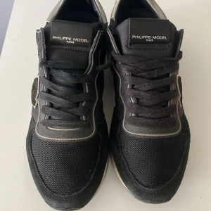 Philippe Model - Säljer ett par Philippe Model skor i ett fint skick En skon har ett trasigt skosnöre utöver är dom i ett bra skick
