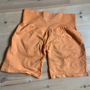 Nvtgn contour seamless shorts - I färgen burnt orange, stl M, använda mycket därav lite noppriga på vissa ställen annars i fint skick