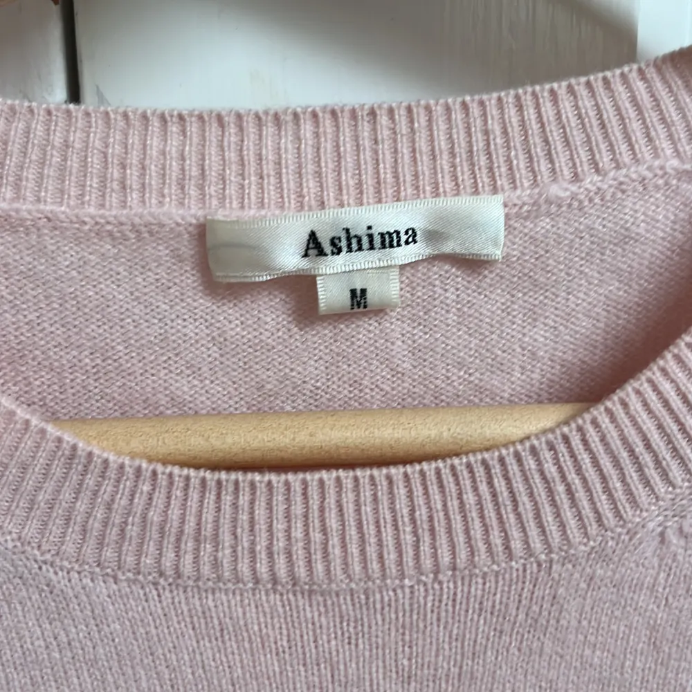 Super snygg cashmere tröja som är ifrån Stockholm Kashmir/Ashima.  Storlek M men skulle snarare säga att den är en S. Stickat.