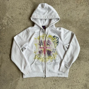 bladee x marc jacobs heavn hoodie - skitfet bladee hoodie från hans collab me heavn 2022 🙈använd men fortfarande i bra skick, endast lite missfärgning vid handlederna och börjat gå lite sönder. 🙈 strl M men funksr bra för mig som brukar ha L. 🙈 kom privat för mått o bilder 