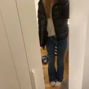 Säljer dessa jättefina low waist bootcut jeans då dom inte kommer till användning💓 bara använda ett fåtal gånger! 