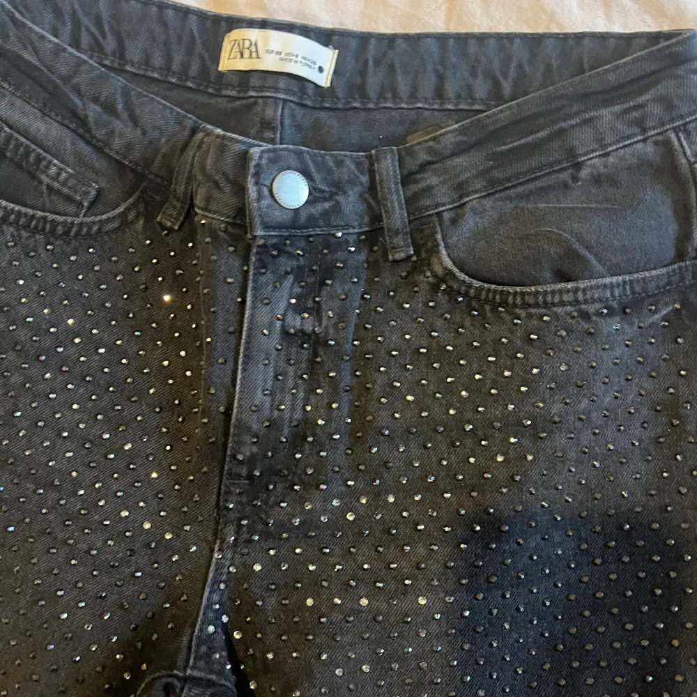 Glittriga byxor från Zara, jättefina till nyår eller fester! Storlek 38 men är mindre i storleken!. Jeans & Byxor.
