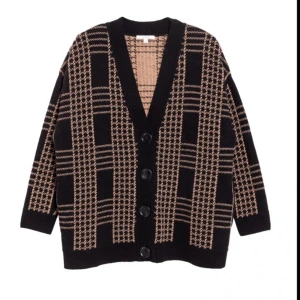 Dagmar Beata Cardigan Kofta - Ord pris 2400kr (tror jag). Stor i storleken och varm!  Hör av dig om du har några frågor! Säljer ut hela garderoben så kolla gärna igenom min profil så kan jag samfrakta, evt ge rabatt!