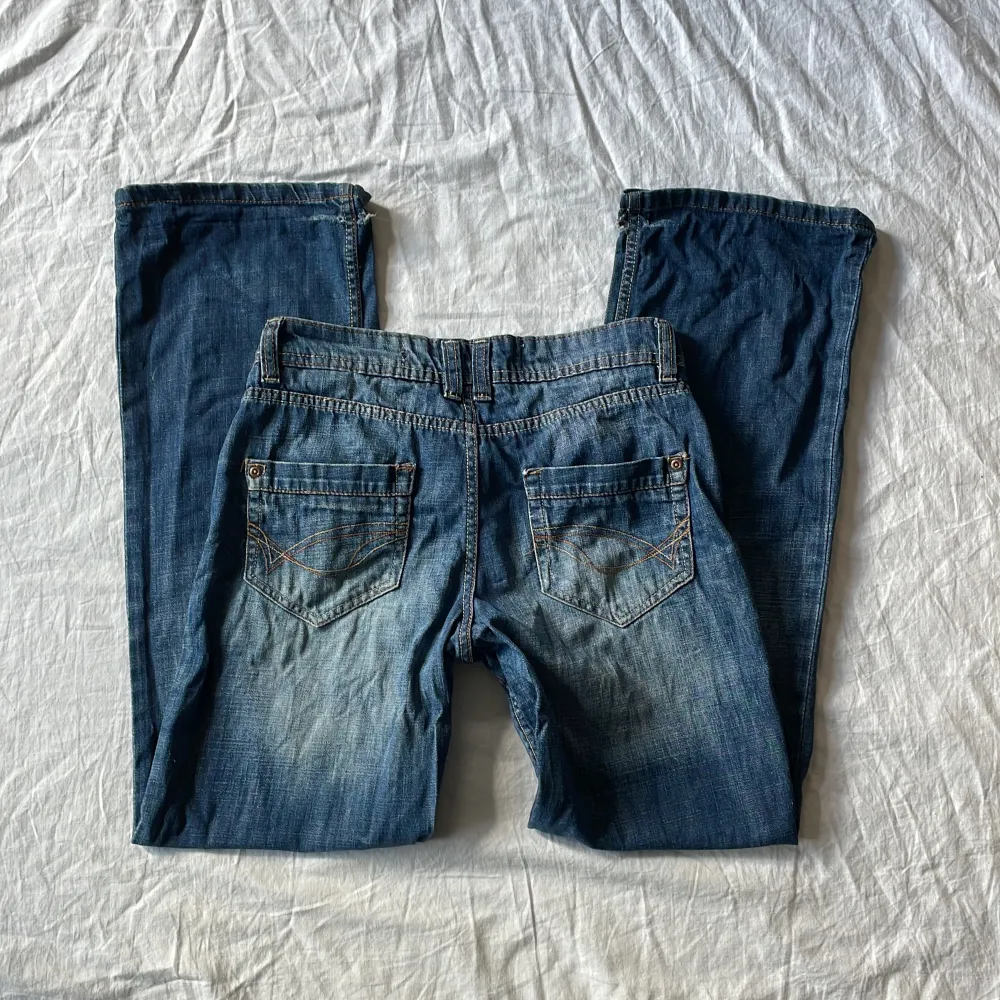 De är lite urtvättade (materialet lite tunnare än nya jeans) och det finns andra små defekter (sista bilderna), utöver det är de i bra skick, mått: midjemått rakt över 37 benöppning 23 grenhöjd 19,5 Innerbenslängd 75cm. Skulle säga att de är midrise💗. Jeans & Byxor.