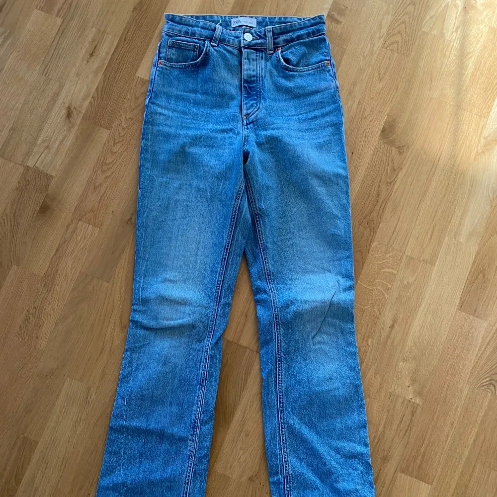 Bootcut storlek 34. Full length från Zara. Jeans & Byxor.