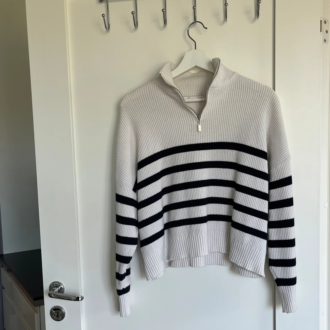 Vit/randig stickad tröja 