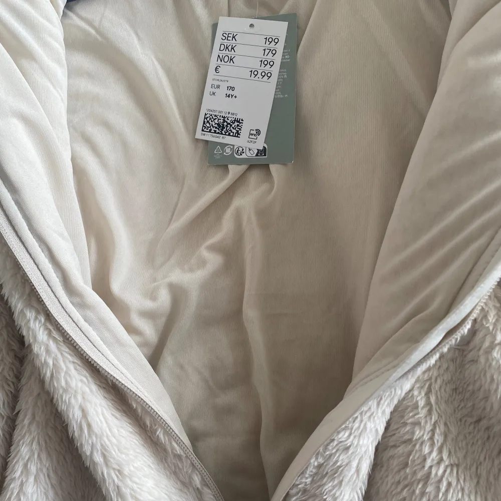 En helt ny beige färgad Teddy jacka från H&M barnavdelning. Storlek 170. Aldrig använd och prislapp finns. 🤩. Jackor.