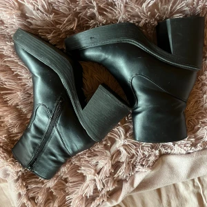 Svarta Boots - Super snygga klackar i bra skick, säljer då de är för stora på mig