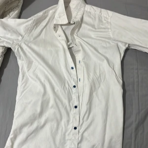 VIt skjorta - Vit skjorta, lång, lätt. bra för hoppare och kall vinter. Om du har några frågor kan du kontakta mig.