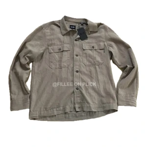 Overshirt  - Säljer denna oanvända overshirt med prislapp på. Nypris: 500-600 kr. 