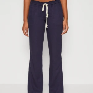 Roxy byxor  - Linnebyxor från Roxy i storlek M. Köpte dem för små därför är de endast använda en gång. 