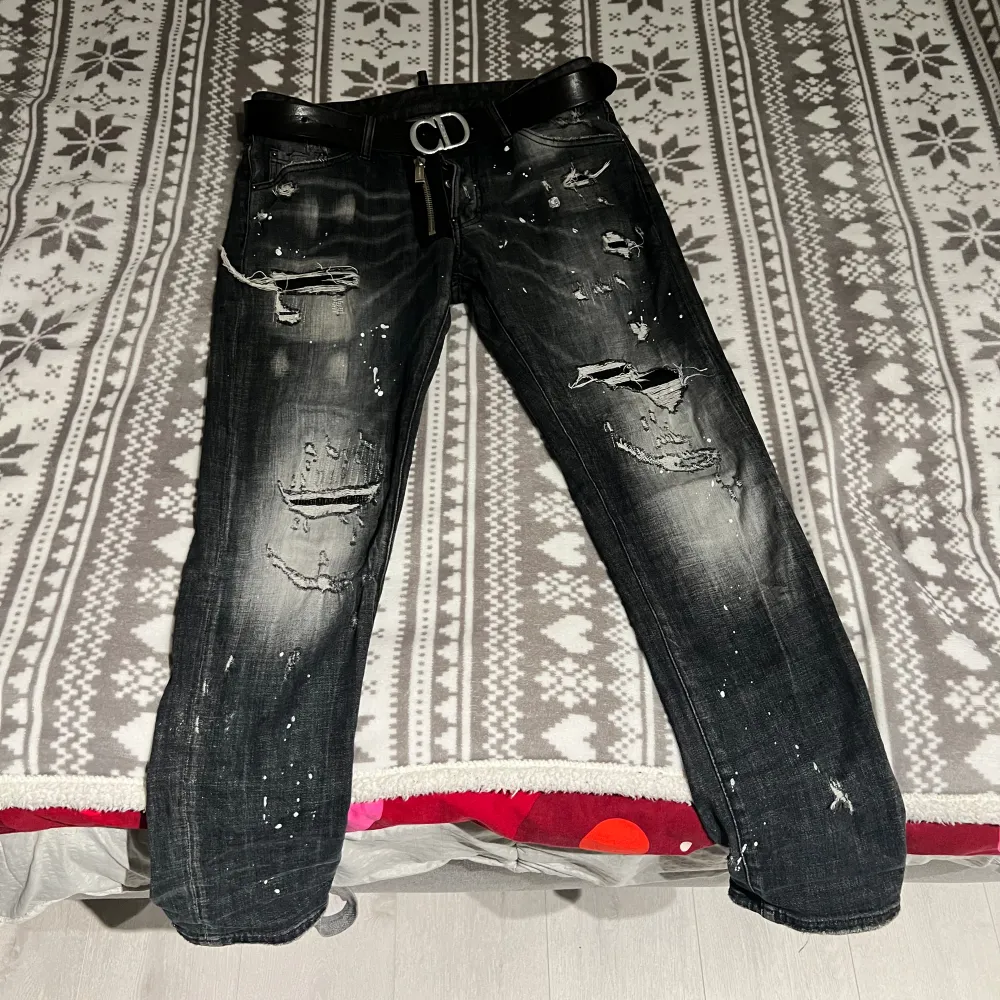 Jag säljer mina Dsquared2 jeans som är sparsamt använda och tvättade. Självklart äkta Inga hål  Skriv för mer info eller bilder!!. Jeans & Byxor.