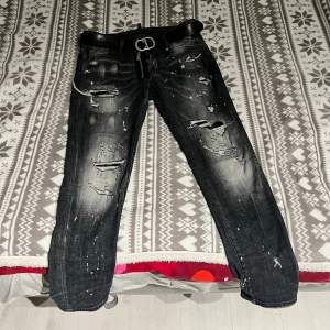 Jag säljer mina Dsquared2 jeans som är sparsamt använda och tvättade. Självklart äkta Inga hål  Skriv för mer info eller bilder!!