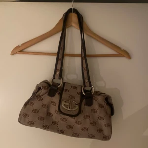 Guess handväska - Snygg handväska, köpt här på plock älskar den, men säljer pga behov av lite extra pengar