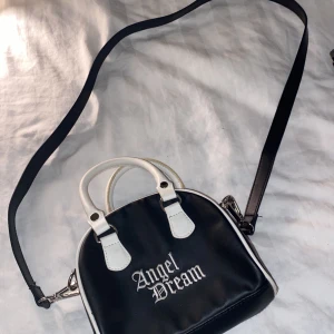 Prisvärd väska - Har använt ett par gånger. En jätte fin svart och vit. Kan prata om priset. Jag betalar frakt .