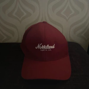 Norrland keps - Omesize bra skick använd en sommar vinröd