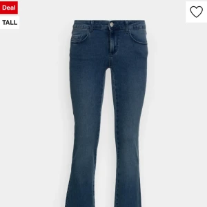 Lågmidjade jeans - Säljer mina superfina lågmidjade bootcut jeans från Only i storlek M🙌 De är i modellen tall och passar mig perfekt som är 173. Väl använda men inga defekter förutom den ni kan se på bilden. Köpta för 400kr och jag säljer för 200. 