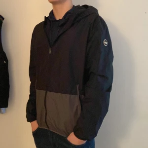 Colmar jacka - Skicket är som nytt! Nypris ligger på runt 2300kr. Den är perfekt till våren! Hör av er vid funderingar.