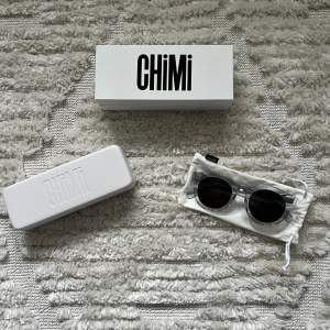 Säljer mina solglasögon från Chimi eyewear i modellen 03. Glasögonen är knappt använda och inga tecken på användning. Nypris 1350kr, mitt pris 649kr 😊 