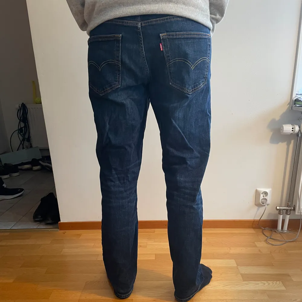 Mörkblå levis 541 jeans till salu. W34 L34. Jeans & Byxor.