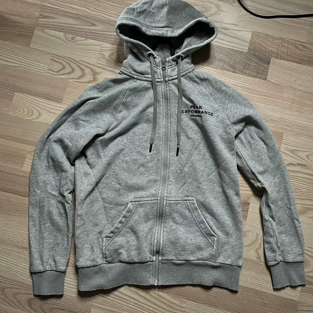 Säljer denna peak performance zip hoodie eftersom jag inte använder den längre. Storlek M . Nypris 850kr. Hoodies.