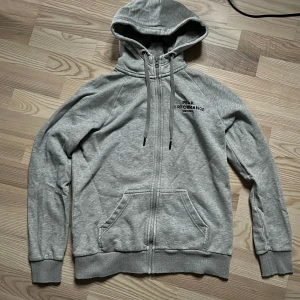 Peak performance zip hoodie  - Säljer denna peak performance zip hoodie eftersom jag inte använder den längre. Storlek M . Nypris 850kr