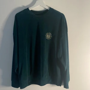 Grön Frotté tröja - Storlek m, grön frotté tröja ifrån hm med guldigt golftryck , väldigt bra skick, typ helt ny då jag bara använt den en gång! Inga defekter alls på denna! 