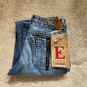 Lågmidjade bootcut jeans - Jättesnygga bootcut jeans som är helt nya, som jag säljer pga de är för små för mig. Dessa passar någon med storlek xs/34,32 med långa ben. 🩷Kan gå ner i pris vid snabb affär ☺️