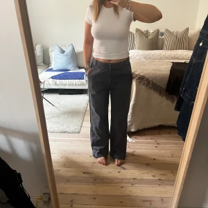 Byxor från Zara - Baggyjeans från Zara. Använda 1 gång så jättefint skick. Storlek: 38