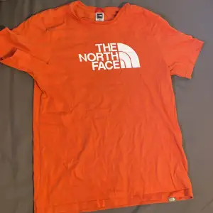 North face tshirt en riktigt snygg tshirt men används sällan här så tänker att den kan användas mer hos nån annan. Skriv vid funderingar, ställ gärna frågor och skriv om ni vill ha fler bilder🤩