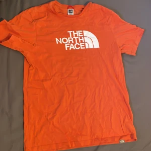 The north face tshirt - North face tshirt en riktigt snygg tshirt men används sällan här så tänker att den kan användas mer hos nån annan. Skriv vid funderingar, ställ gärna frågor och skriv om ni vill ha fler bilder🤩