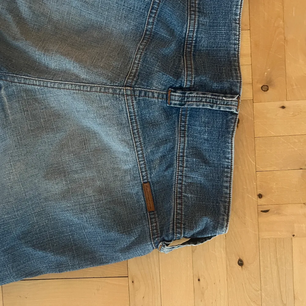 Så snygga lågmidjade vintage jeans med jättecoolt spänne. Midjemåttet är 39 tvärs över och innerbenslängden är 80. Skriv vid eventuella frågor❤️står att det är str 29 i dem.. Jeans & Byxor.
