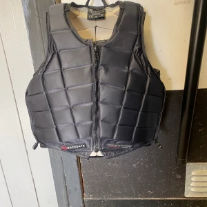 Racesafe väst  - Säljer en Racesafe väst i storlek XL Child Level 3! Mycket fint skick!  Mitt pris: 1700 Ordinarie pris: 3349 