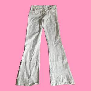 Supersnygga vita jeans, lowwaisted och bootcut! I storlek 7 vilket är typ eu40. Midjemåttet är ca 43 cm och innerbenslängden är ca 90 cm💕