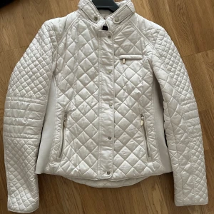 Ljus beige vårjacka - Ljus beige vårjacka från Zara i strl M. Fräsch och med snygg figursydd passform.