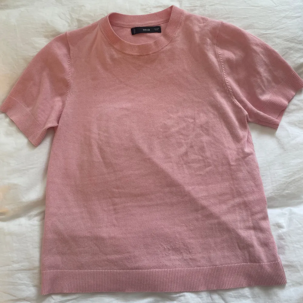 Säljer en jättefin rosa stickad T-shirt från Mango. Den är lite nopprig men det är inget man tänker på, annars har den inga defekter💗. T-shirts.