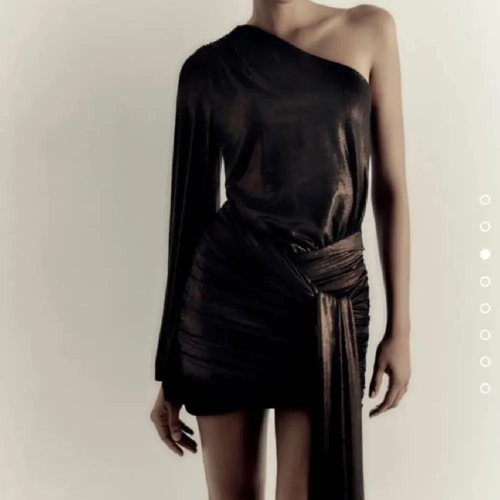 Så fin klänning från Zara, brun glittrig! Storlek XS🤎. Klänningar.