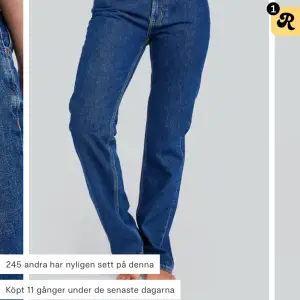 Säljer nu mina Lågmidjade straight jeans från bikbok pg att dom har blivit försmå. Om ni är intresserade får ni skriva om fler bilder för jag har nog nån från i somras när jag kunde ha dom, byxorna har inga fläckar eller hål❤️ Nypris är 699kr❤️
