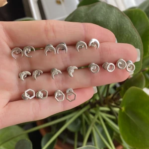 Massa små silvriga örhängen  - MASSA små örhängen, se alla bilder. Om du vill ha ett par skriv så lägger jag upp dem i en egen annons! 2kr/par. Mängdrabatt. Vill bli av med dem!